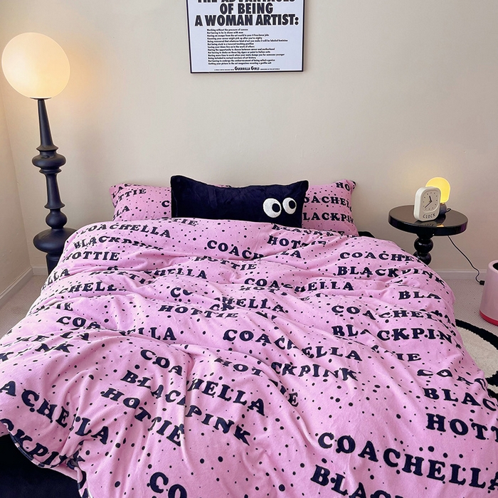 91家纺网 家纺一手货源 找家纺 红馆 2023新款A类230g牛奶绒四件套--千禧辣妹风 black pink