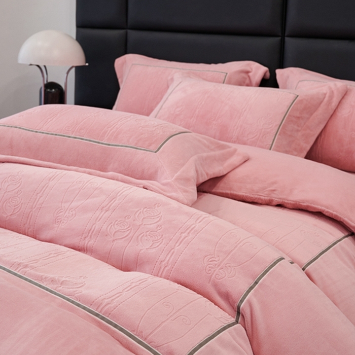 91家纺网 家纺一手货源 找家纺 榻尚家居 2023 玫瑰花园系列雕花牛奶暖绒 温柔粉