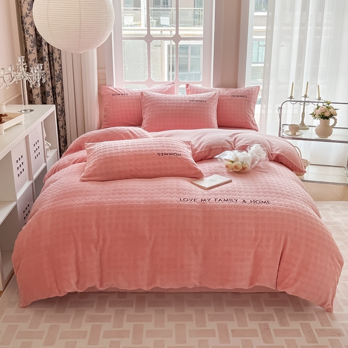 91家纺网 家纺一手货源 找家纺 慕尚家纺 2025高克重雕花绒刺绣工艺四件套 劳伦-粉