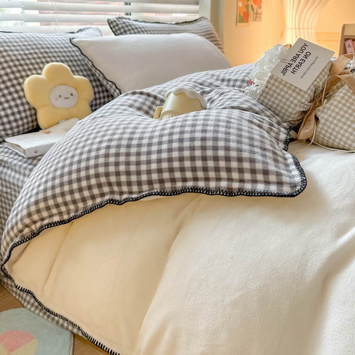 91家纺网 家纺一手货源 找家纺 安哆啦 2024新款高克重牛奶绒混搭四件套 奶白拼灰格