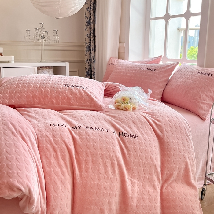 91家纺网 家纺一手货源 找家纺 慕尚家纺 2025高克重雕花绒刺绣工艺四件套 劳伦-粉