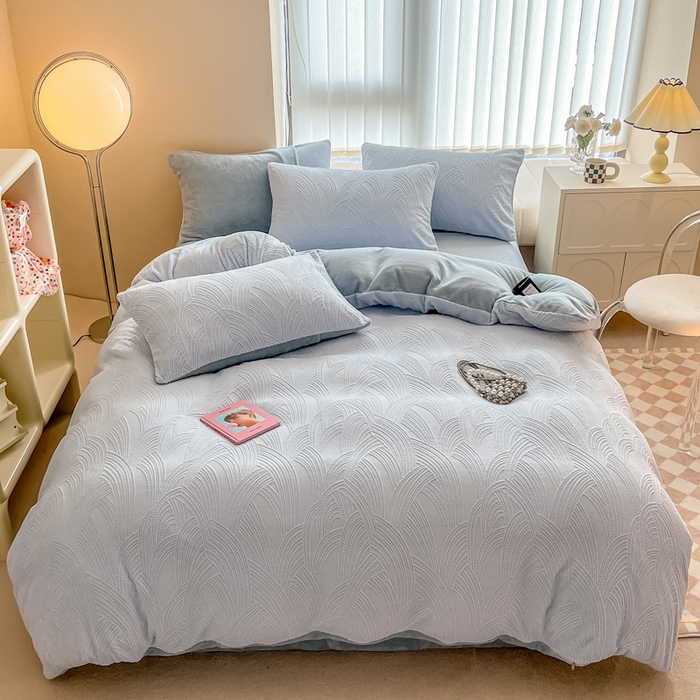 91家纺网 家纺一手货源 找家纺 慕尚家纺 2025新款慕尚雕花绒四件套 雪莉尔-浅蓝