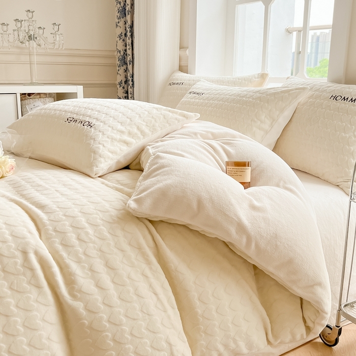 91家纺网 家纺一手货源 找家纺 慕尚家纺 2025高克重雕花绒刺绣工艺四件套 劳伦-糯糯白