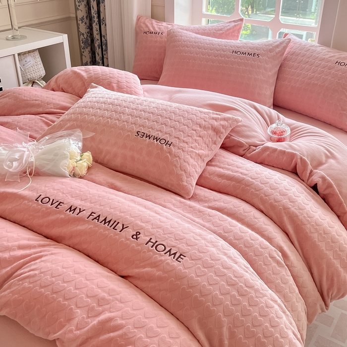 91家纺网 家纺一手货源 找家纺 慕尚家纺 2025高克重雕花绒刺绣工艺四件套 劳伦-粉