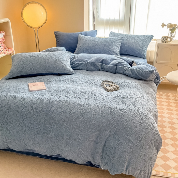 91家纺网 家纺一手货源 找家纺 慕尚家纺 2025新款慕尚雕花绒四件套 卡罗琳-蓝