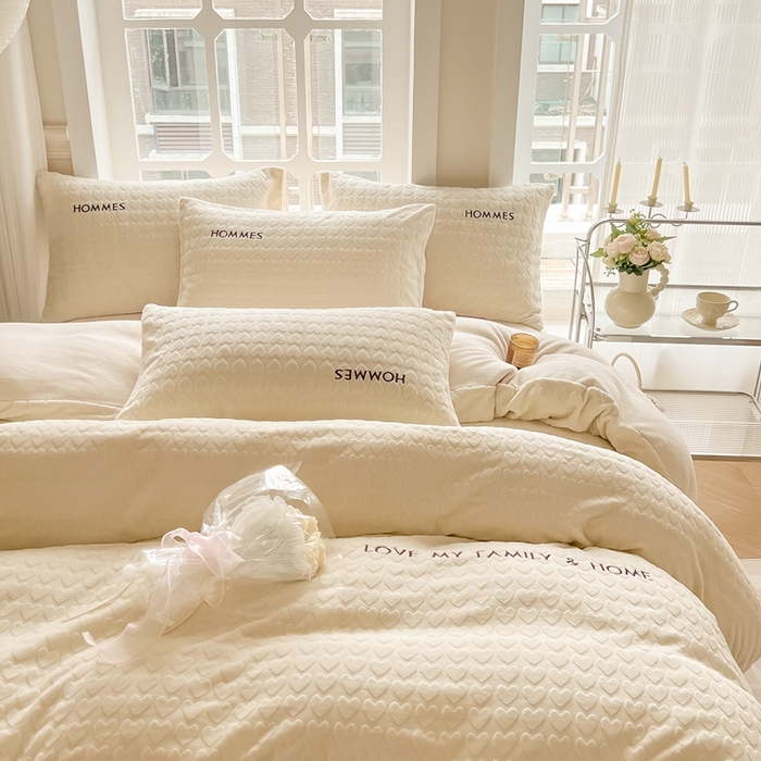 91家纺网 家纺一手货源 找家纺 慕尚家纺 2025高克重雕花绒刺绣工艺四件套 劳伦-糯糯白