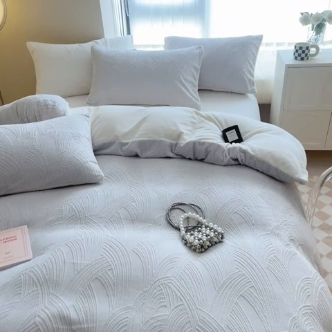 91家纺网 家纺一手货源 找家纺 慕尚家纺 2025新款慕尚雕花绒四件套 雪莉尔-灰