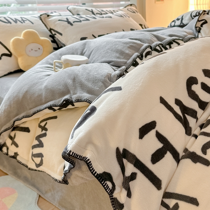 91家纺网 家纺一手货源 找家纺 安哆啦 2024新款高克重牛奶绒混搭四件套 黑白字母