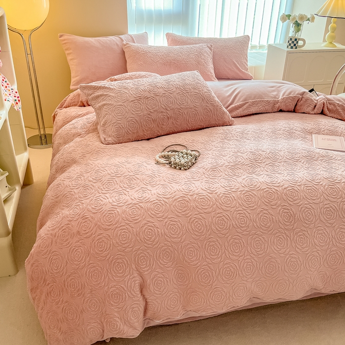 91家纺网 家纺一手货源 找家纺 慕尚家纺 2025新款慕尚雕花绒四件套 卡罗琳-粉