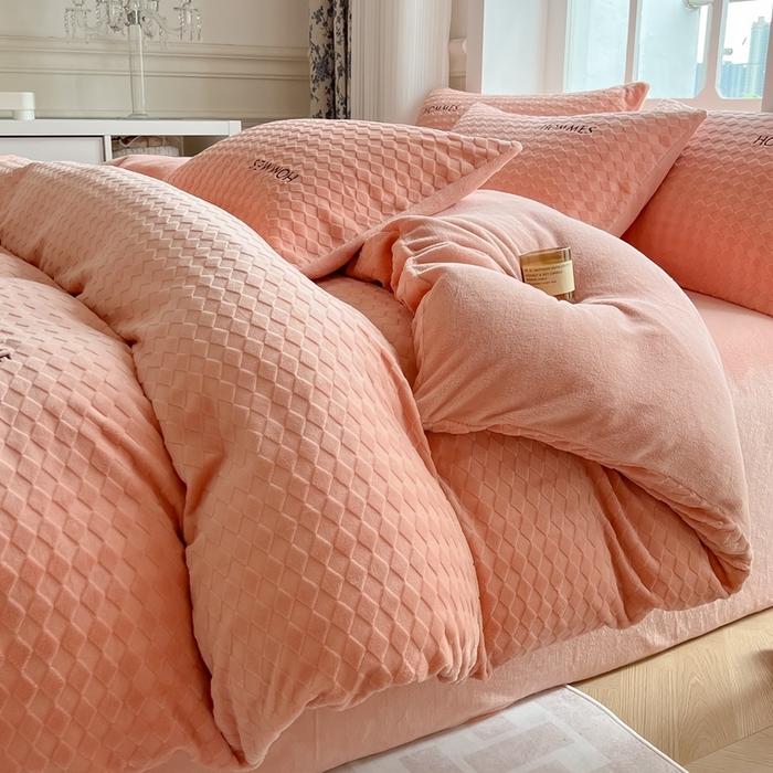 91家纺网 家纺一手货源 找家纺 慕尚家纺 2025高克重雕花绒刺绣工艺四件套 拉夫-杏橘