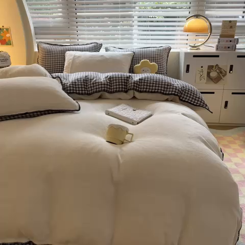 91家纺网 家纺一手货源 找家纺 安哆啦 2024新款高克重牛奶绒混搭四件套 奶白拼灰格