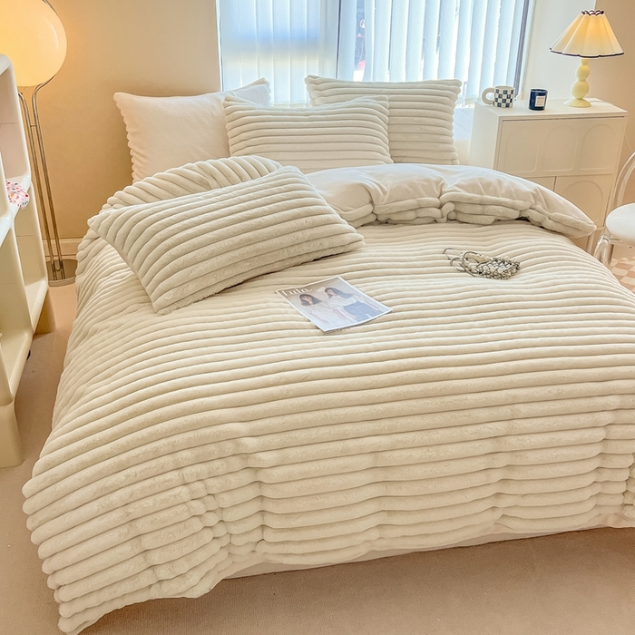 91家纺网 家纺一手货源 找家纺 慕尚家纺 2025新款抽条兔毛四件套 安雅-糯糯白