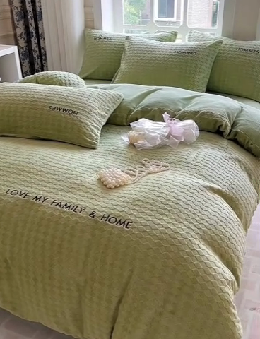 91家纺网 家纺一手货源 找家纺 慕尚家纺 2025高克重雕花绒刺绣工艺四件套 拉夫-绿