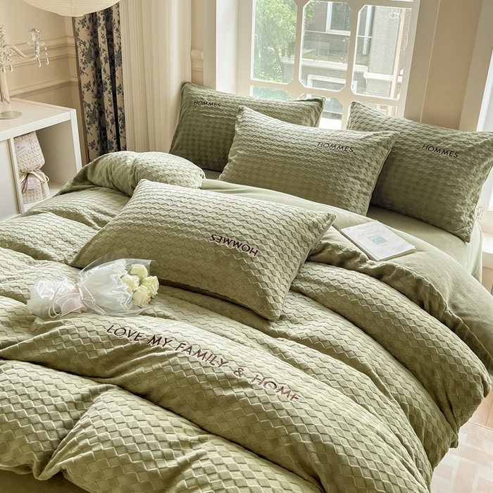 91家纺网 家纺一手货源 找家纺 慕尚家纺 2025高克重雕花绒刺绣工艺四件套 拉夫-绿