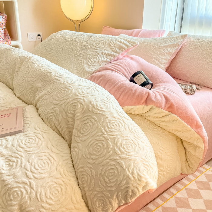 91家纺网 家纺一手货源 找家纺 慕尚家纺 2025新款慕尚雕花绒四件套 卡罗琳-白粉