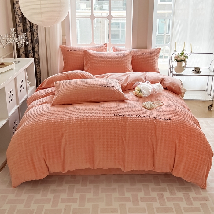 91家纺网 家纺一手货源 找家纺 慕尚家纺 2025高克重雕花绒刺绣工艺四件套 拉夫-杏橘