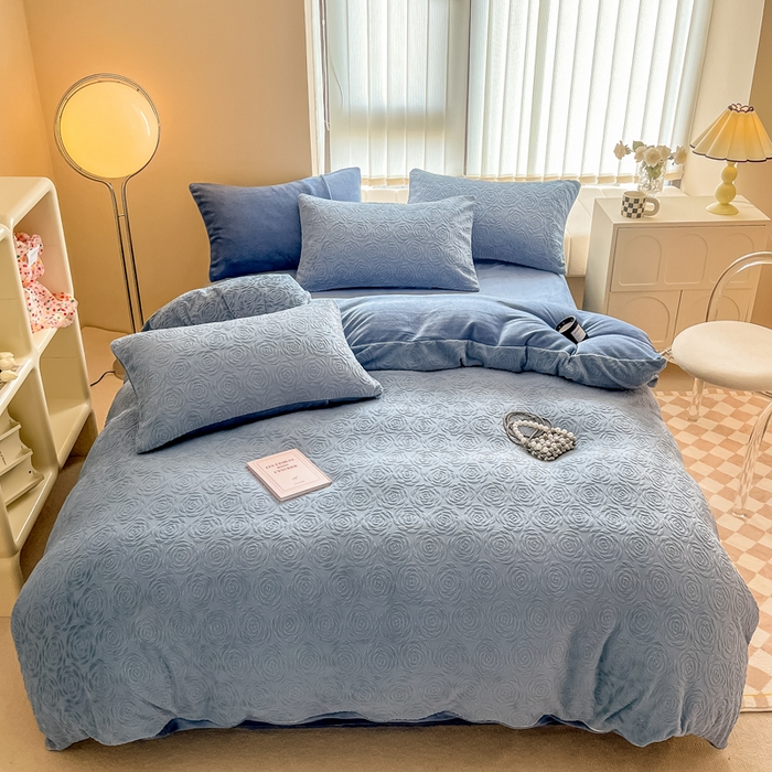 91家纺网 家纺一手货源 找家纺 慕尚家纺 2025新款慕尚雕花绒四件套 卡罗琳-蓝