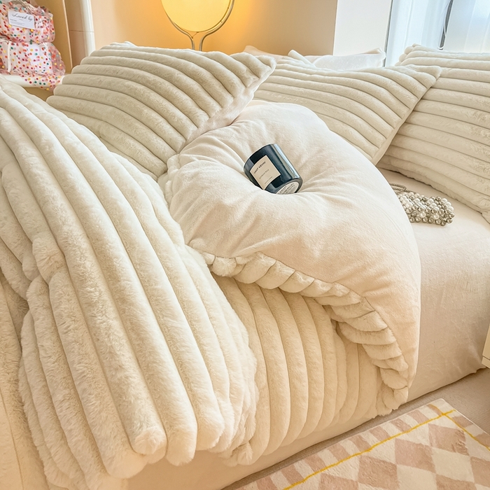 91家纺网 家纺一手货源 找家纺 慕尚家纺 2025新款抽条兔毛四件套 安雅-糯糯白