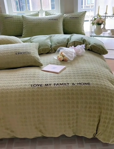 91家纺网 家纺一手货源 找家纺 慕尚家纺 2025高克重雕花绒刺绣工艺四件套 劳伦-绿