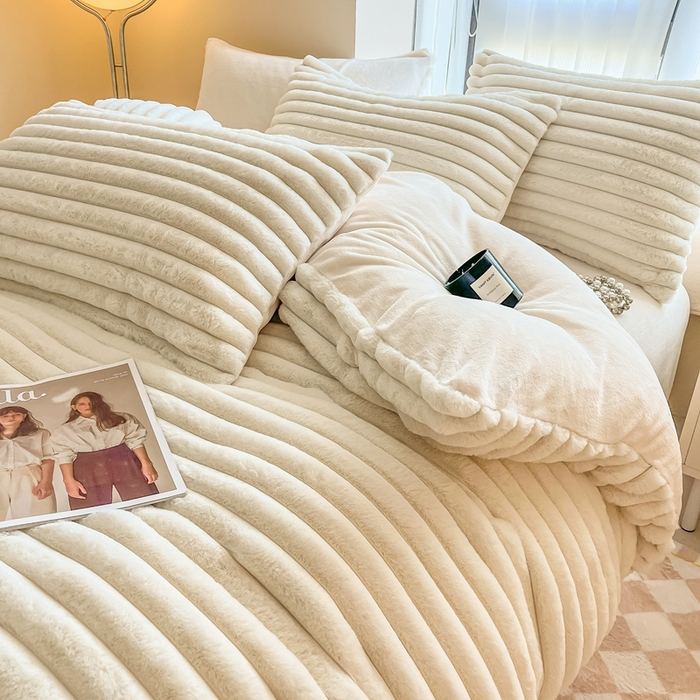 91家纺网 家纺一手货源 找家纺 慕尚家纺 2025新款抽条兔毛四件套 安雅-糯糯白