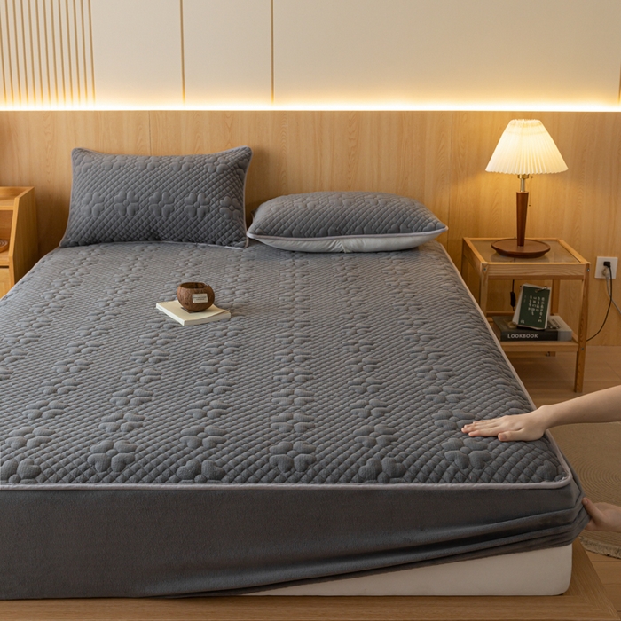 91家纺网 家纺一手货源 找家纺 给笠 2023新款A类夹棉牛奶绒床笠三件套 花漫系列 牛奶绒-花漫雅灰