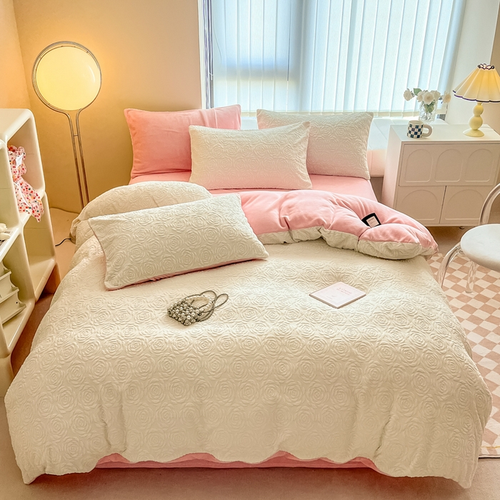 91家纺网 家纺一手货源 找家纺 慕尚家纺 2025新款慕尚雕花绒四件套 卡罗琳-白粉