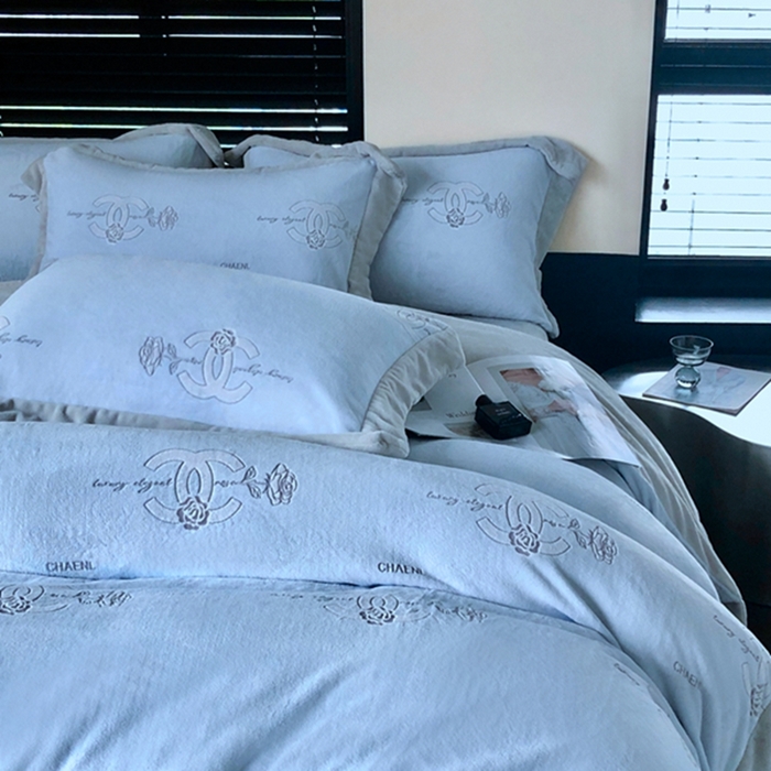 91家纺网 家纺一手货源 找家纺 榻尚家居 2023闻香系列雕花牛奶绒四件套 闻香 晴山蓝