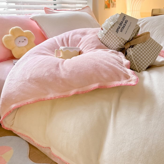 91家纺网 家纺一手货源 找家纺 安哆啦 2024新款高克重牛奶绒混搭四件套 白拼粉