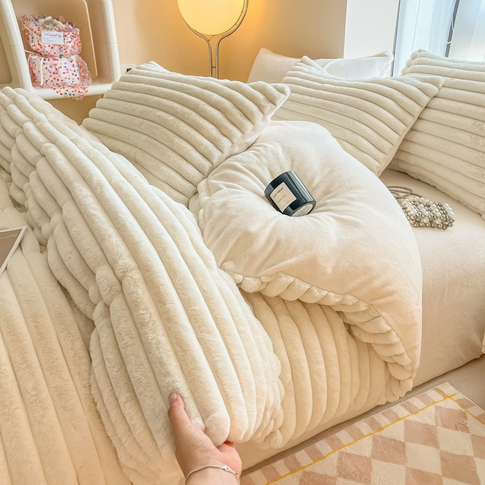 91家纺网 家纺一手货源 找家纺 慕尚家纺 2025新款抽条兔毛四件套 安雅-糯糯白