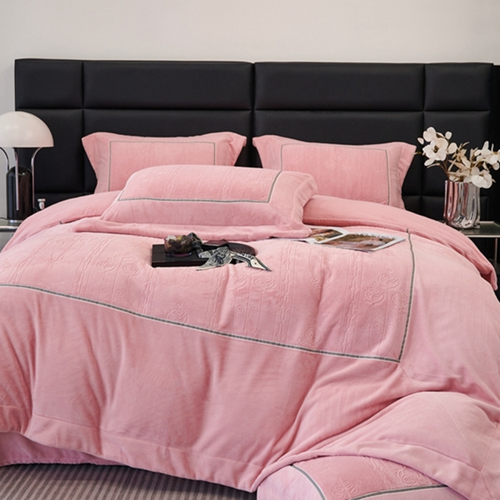 91家纺网 家纺一手货源 找家纺 榻尚家居 2023 玫瑰花园系列雕花牛奶暖绒 温柔粉