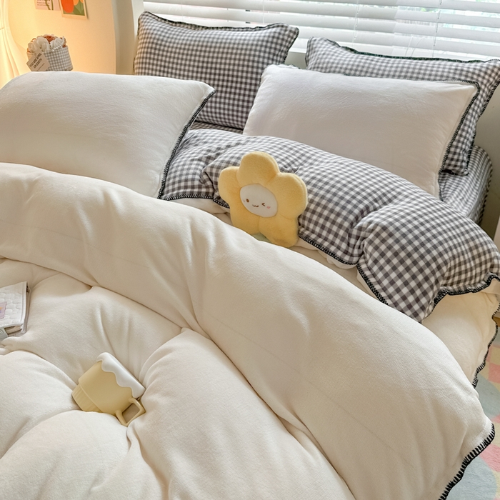 91家纺网 家纺一手货源 找家纺 安哆啦 2024新款高克重牛奶绒混搭四件套 奶白拼灰格