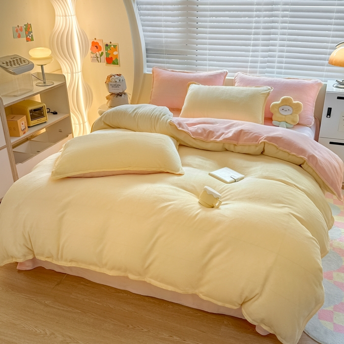 91家纺网 家纺一手货源 找家纺 安哆啦 2024新款高克重牛奶绒混搭四件套 奶黄拼浅粉