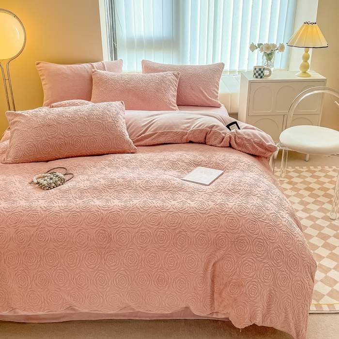 91家纺网 家纺一手货源 找家纺 慕尚家纺 2025新款慕尚雕花绒四件套 卡罗琳-粉