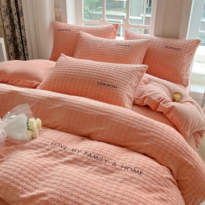 91家纺网 家纺一手货源 找家纺 慕尚家纺 2025高克重雕花绒刺绣工艺四件套 拉夫-杏橘