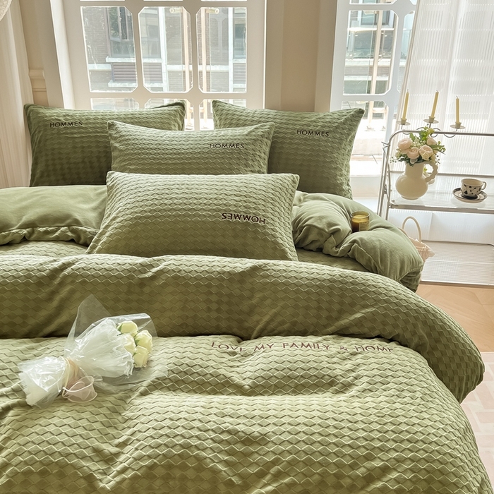 91家纺网 家纺一手货源 找家纺 慕尚家纺 2025高克重雕花绒刺绣工艺四件套 拉夫-绿