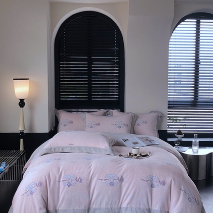 91家纺网 家纺一手货源 找家纺 （总）榻尚家居 2023闻香系列雕花婴肤 长绒 獭兔牛奶绒四件套