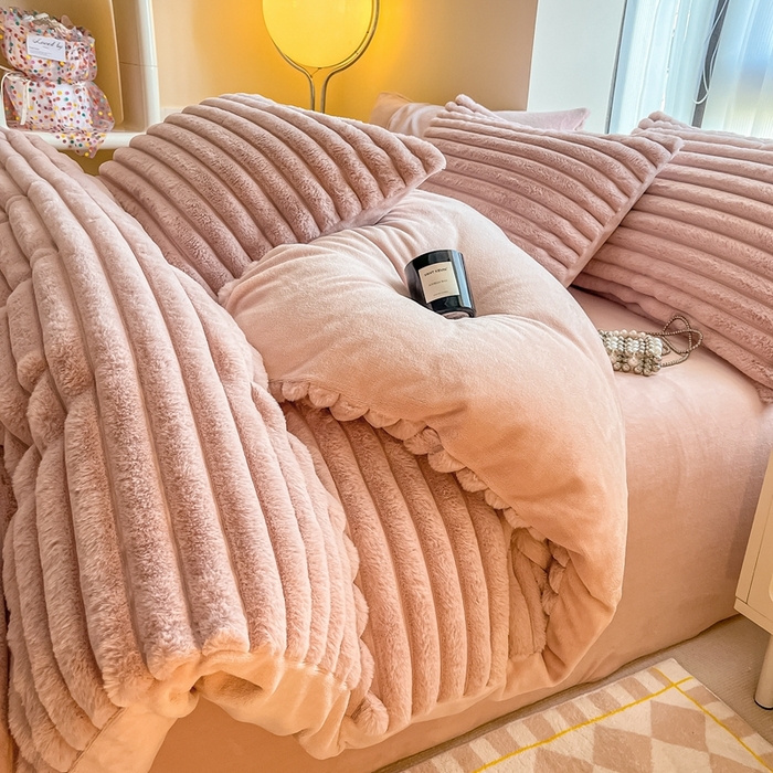 91家纺网 家纺一手货源 找家纺 慕尚家纺 2025新款抽条兔毛四件套 安雅-豆沙