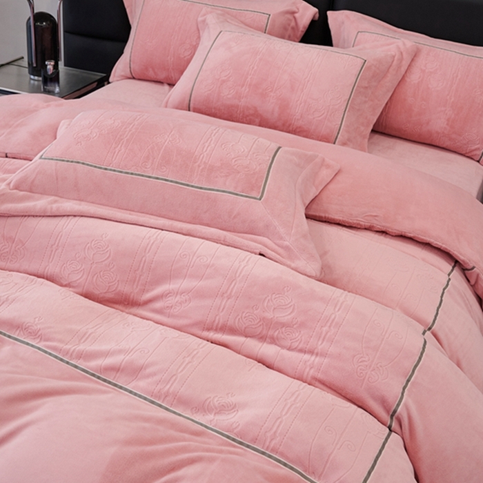 91家纺网 家纺一手货源 找家纺 榻尚家居 2023 玫瑰花园系列雕花牛奶暖绒 温柔粉