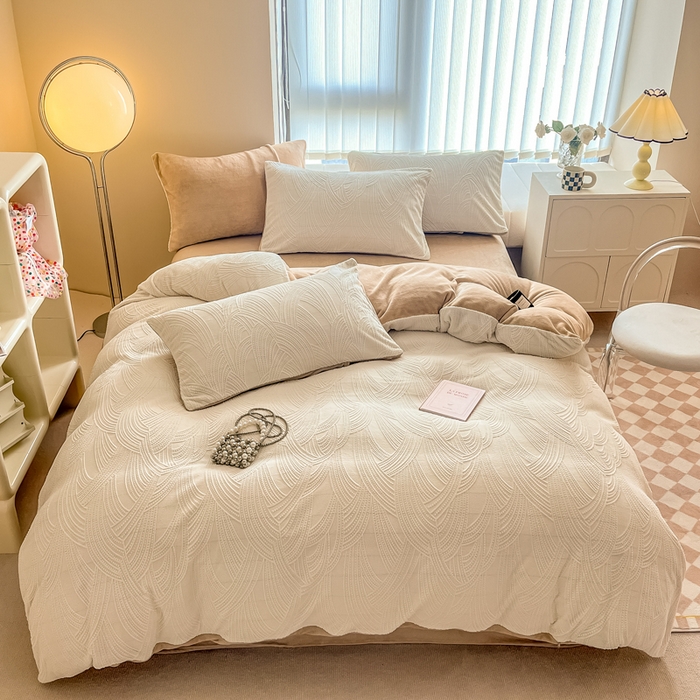 91家纺网 家纺一手货源 找家纺 慕尚家纺 2025新款慕尚雕花绒四件套 雪莉尔-白卡其