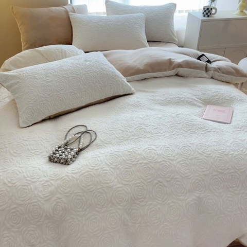 91家纺网 家纺一手货源 找家纺 慕尚家纺 2025新款慕尚雕花绒四件套 卡罗琳-白卡其