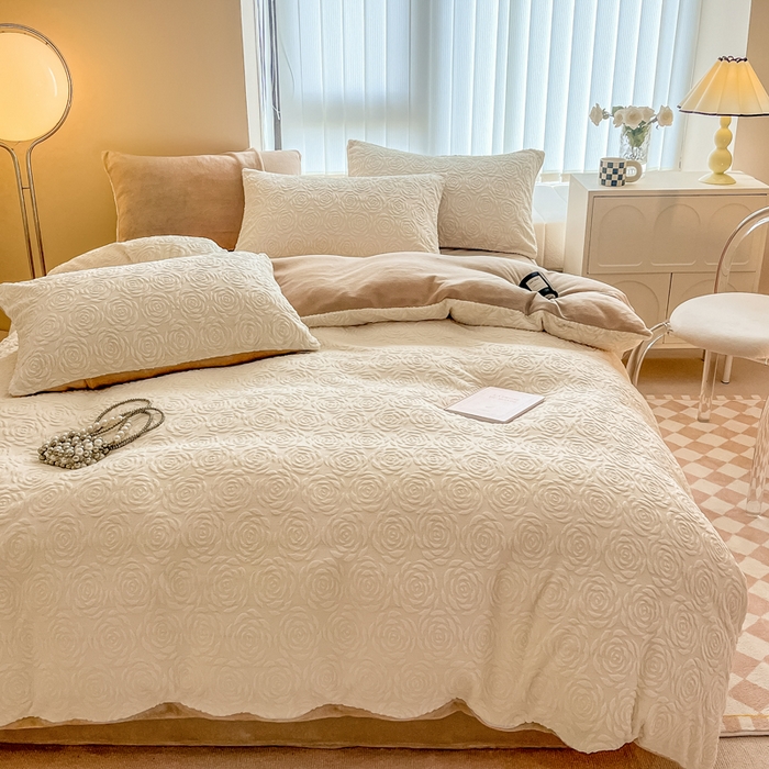 91家纺网 家纺一手货源 找家纺 慕尚家纺 2025新款慕尚雕花绒四件套 卡罗琳-白卡其