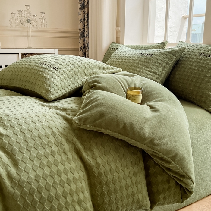 91家纺网 家纺一手货源 找家纺 慕尚家纺 2025高克重雕花绒刺绣工艺四件套 拉夫-绿