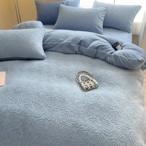 91家纺网 家纺一手货源 找家纺 慕尚家纺 2025新款慕尚雕花绒四件套 卡罗琳-蓝