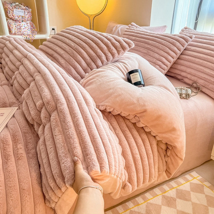 91家纺网 家纺一手货源 找家纺 慕尚家纺 2025新款抽条兔毛四件套 安雅-豆沙