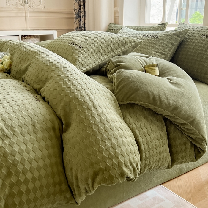 91家纺网 家纺一手货源 找家纺 慕尚家纺 2025高克重雕花绒刺绣工艺四件套 拉夫-绿