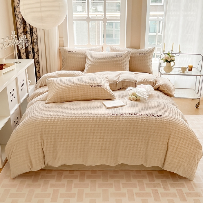 91家纺网 家纺一手货源 找家纺 慕尚家纺 2025高克重雕花绒刺绣工艺四件套 拉夫-浅卡其