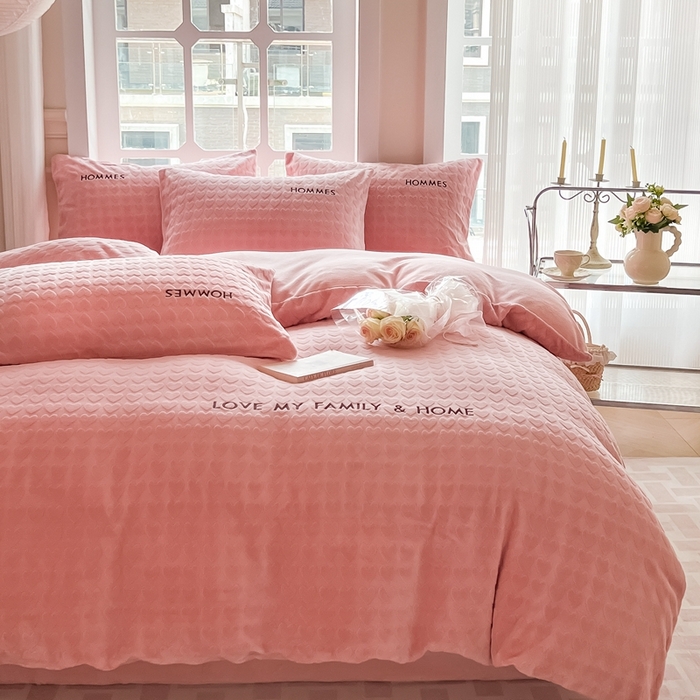 91家纺网 家纺一手货源 找家纺 慕尚家纺 2025高克重雕花绒刺绣工艺四件套 劳伦-粉