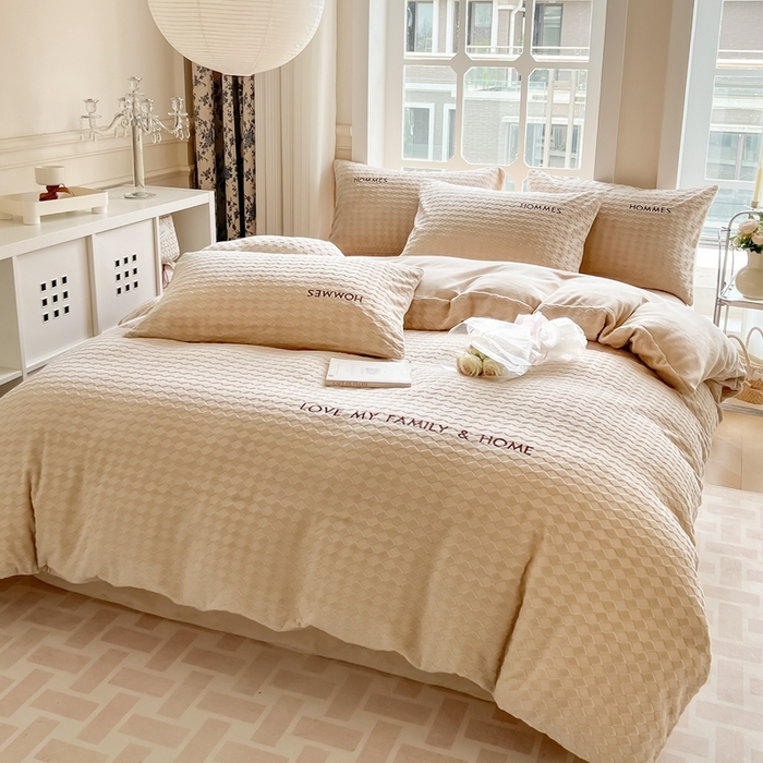 91家纺网 家纺一手货源 找家纺 慕尚家纺 2025高克重雕花绒刺绣工艺四件套 拉夫-浅卡其