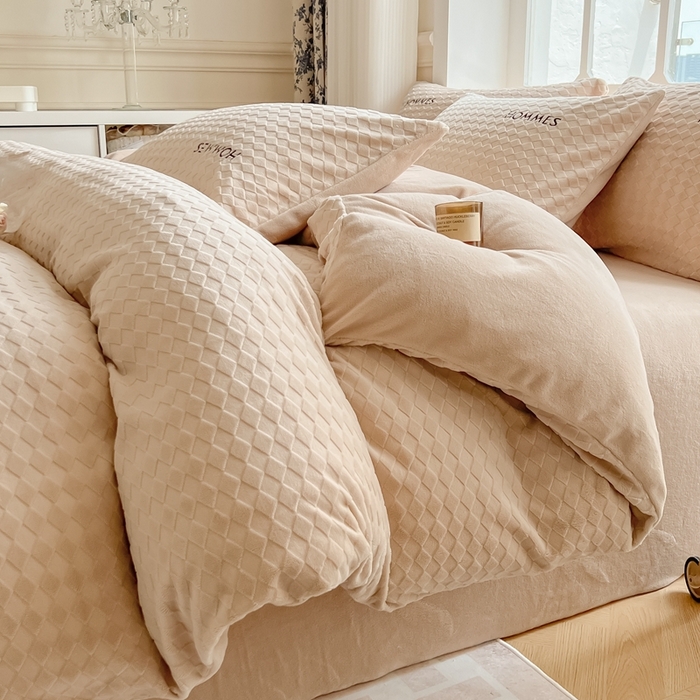 91家纺网 家纺一手货源 找家纺 慕尚家纺 2025高克重雕花绒刺绣工艺四件套 拉夫-浅卡其