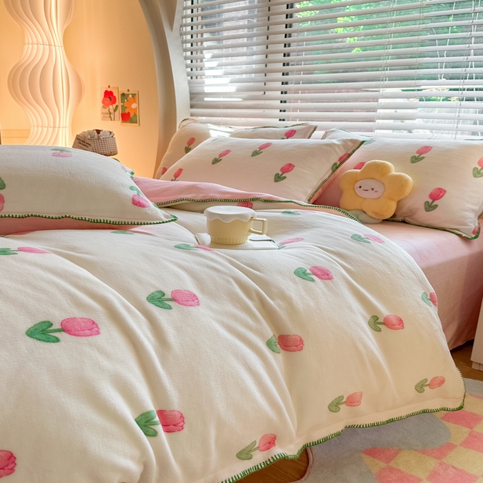 91家纺网 家纺一手货源 找家纺 安哆啦 2024新款高克重牛奶绒混搭四件套 粉小花